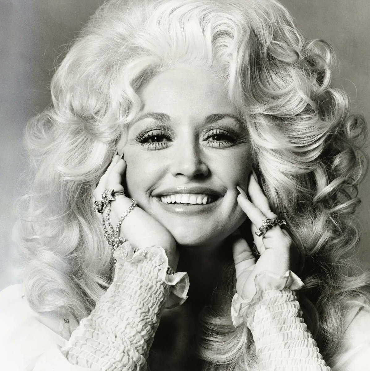 chartdata's tweet photo. Dolly Parton posthumously earns her first song with 1 billion streams on Spotify. https://t.co/MKO5iviIMi