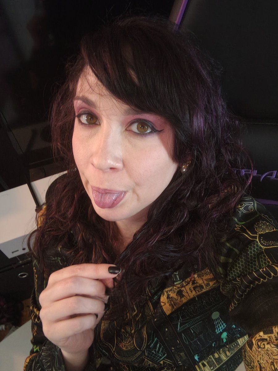 LilithDae333's tweet photo. What looks better - my natural wavy hair or my straightened hair? I get sick of the waves, then I get sick of straightening 😂 https://t.co/5IqwtphvXB