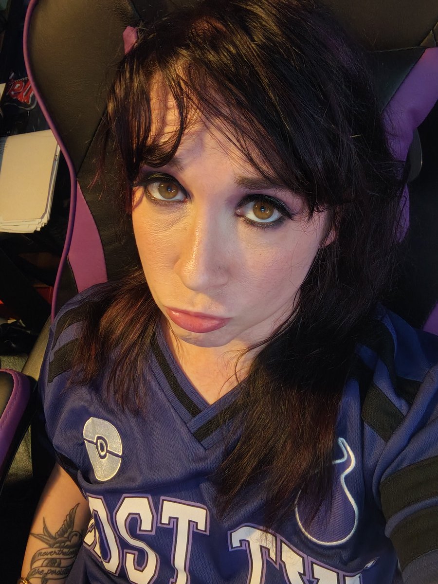 LilithDae333's tweet photo. What looks better - my natural wavy hair or my straightened hair? I get sick of the waves, then I get sick of straightening 😂 https://t.co/5IqwtphvXB
