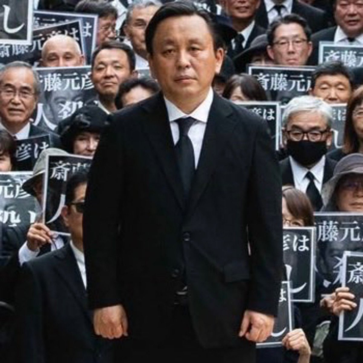 ppS2xjoxjBdwcBZ's tweet photo. 斎藤知事に対する県庁前歩道橋大音量罵声浴びせデモ等を自ら主導し、「人殺しやないか、お前は！」と記者会見場で罵声浴びせを行い、斎藤知事から名誉毀損の刑事告訴をされている活動家を、斎藤知事に対して発言撤回、謝罪もなしに、記者会見に参加させることは常識的に考えてできるはずがないだろう https://t.co/eexqua01lc