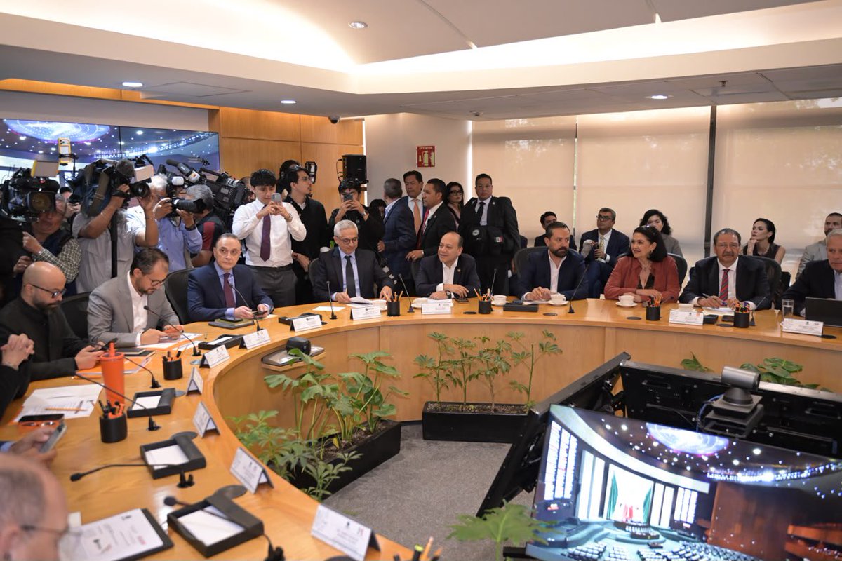julioc_moreno's tweet photo. Participé en la comparecencia de @OHarfuch, titular de la @SSPCMexico, ante la Junta de Coordinación Política (JUCOPO) de la @Mx_Diputados, como parte de este ejercicio de rendición de cuentas y diálogo plural.

Desde el Poder Legislativo, acompañamos la estrategia de seguridad impulsada por nuestra presidenta @Claudiashein y asumimos la responsabilidad de seguir construyendo, desde la Cámara de Diputados, los acuerdos y las condiciones necesarias para avanzar en la transformación de nuestro país, fortalecer la seguridad y garantizar el bienestar de las familias mexicanas.

#JCM