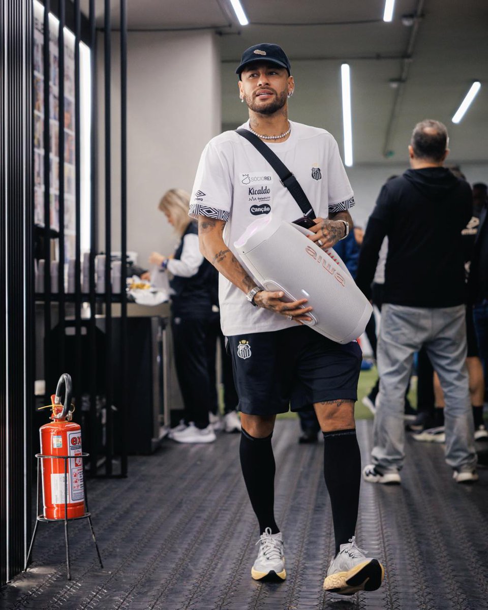 SantosFC's tweet photo. O Príncipe chegando em casa! 🏠 ✨ https://t.co/iBFgqM1qOO