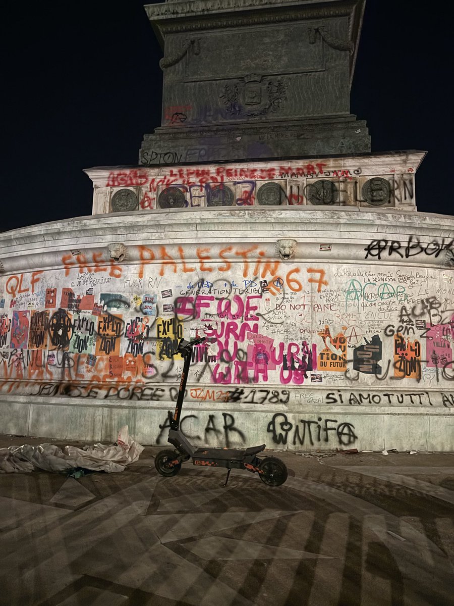 audmr's tweet photo. Ce soir, les mots nous manquent.
La Colonne de Juillet, qui abrite une nécropole, a été saccagée.
Bastille toute entière a souffert.
À 23h, des individus sont toujours grimpés sur la Colonne. Aucune trace de police, ni nationale ni municipale. Hallucinant. https://t.co/ZVrKoI0glM