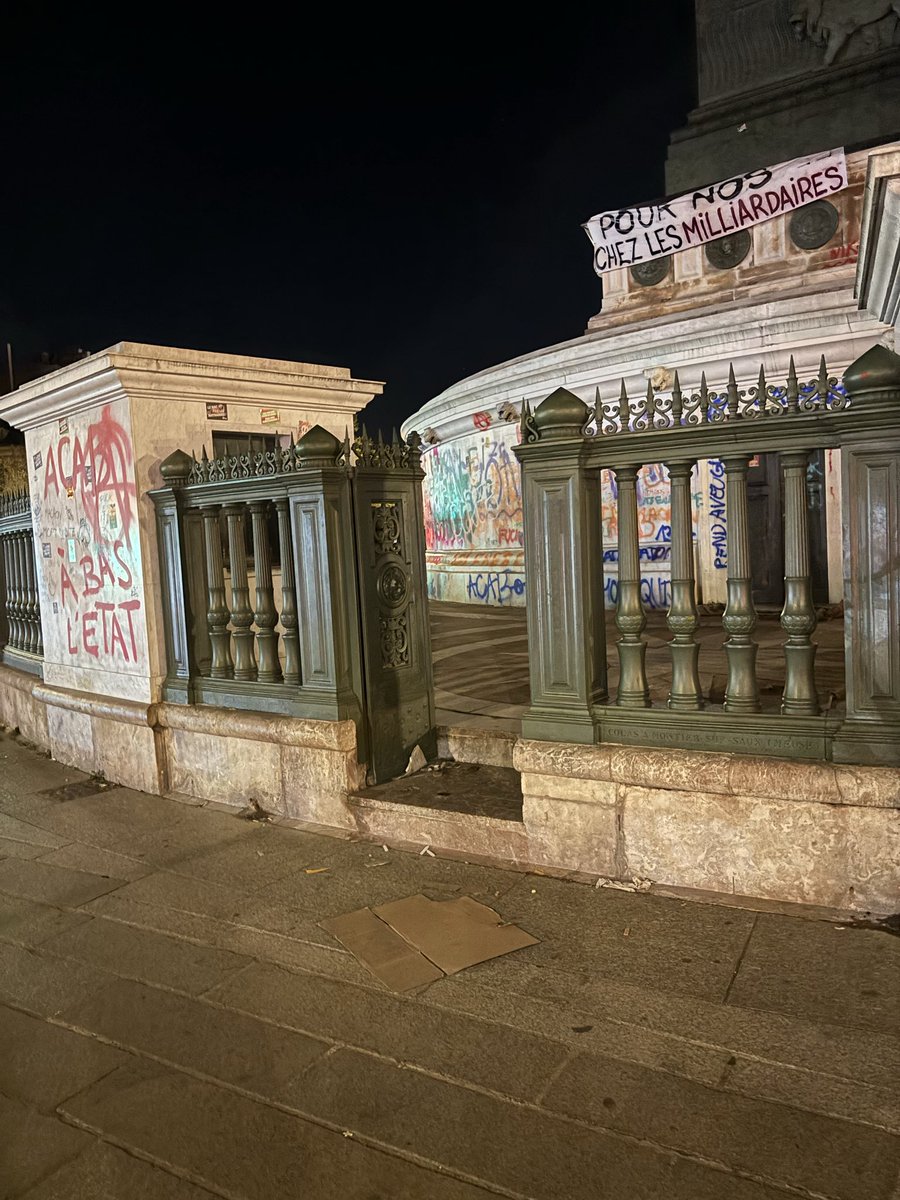 audmr's tweet photo. Ce soir, les mots nous manquent.
La Colonne de Juillet, qui abrite une nécropole, a été saccagée.
Bastille toute entière a souffert.
À 23h, des individus sont toujours grimpés sur la Colonne. Aucune trace de police, ni nationale ni municipale. Hallucinant. https://t.co/ZVrKoI0glM
