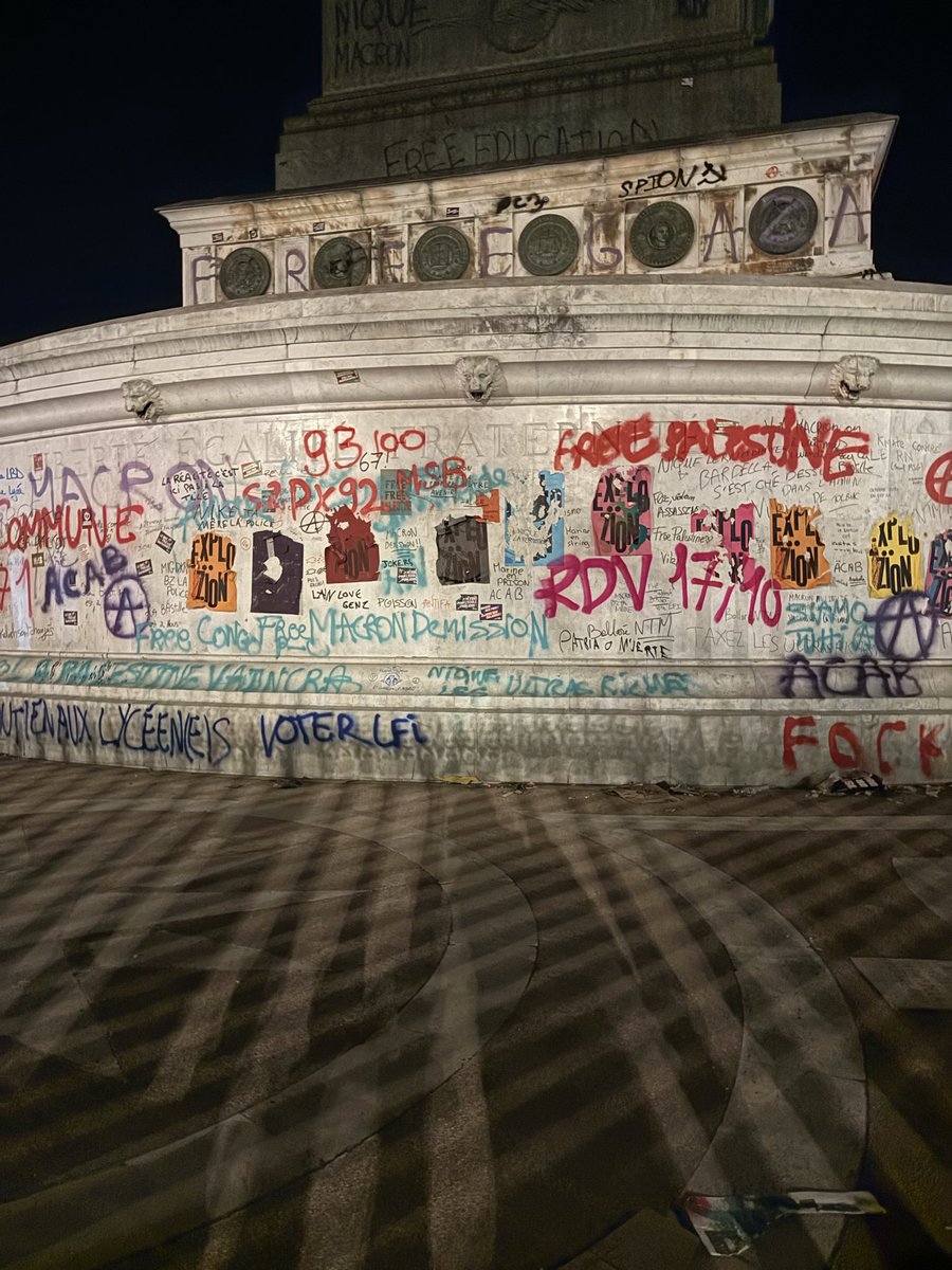 audmr's tweet photo. Ce soir, les mots nous manquent.
La Colonne de Juillet, qui abrite une nécropole, a été saccagée.
Bastille toute entière a souffert.
À 23h, des individus sont toujours grimpés sur la Colonne. Aucune trace de police, ni nationale ni municipale. Hallucinant. https://t.co/ZVrKoI0glM