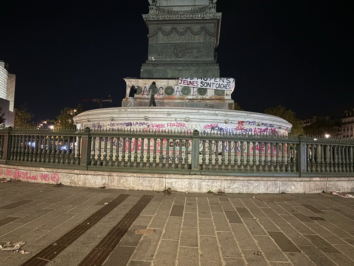audmr's tweet photo. Ce soir, les mots nous manquent.
La Colonne de Juillet, qui abrite une nécropole, a été saccagée.
Bastille toute entière a souffert.
À 23h, des individus sont toujours grimpés sur la Colonne. Aucune trace de police, ni nationale ni municipale. Hallucinant. https://t.co/ZVrKoI0glM