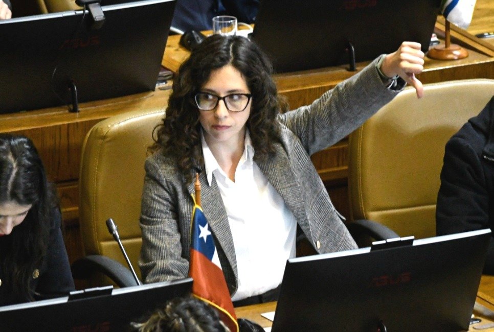 GAMBA_CL's tweet photo. Congreso aprobó Ley de Reglas del Uso de la Fuerza: Otra vez Frente Amplio y PC votaron en contra para defender a los delincuentes https://t.co/T40172pTE8 https://t.co/DWl3QdPP9U