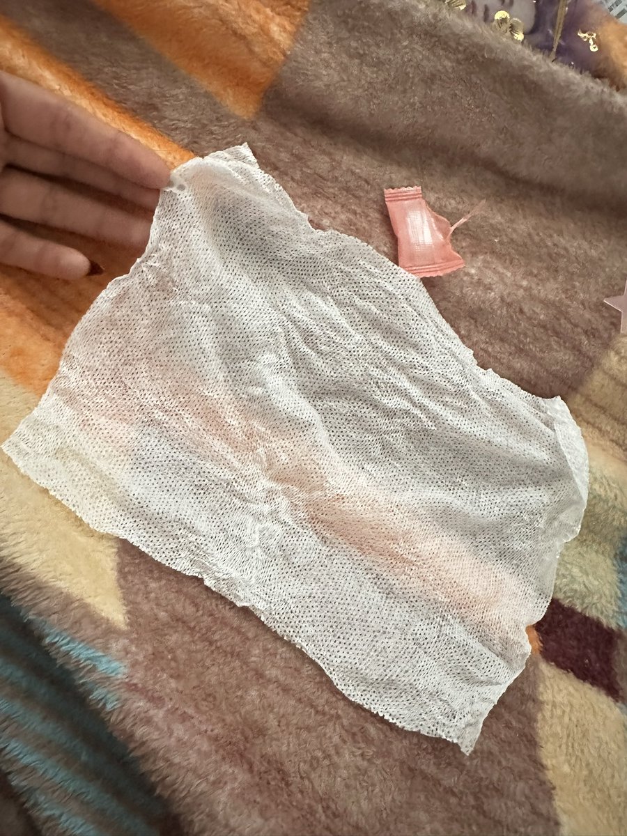 gugiees's tweet photo. Abriendo mis freebies me metí esta hvda a la boca pensando que era un caramelo y era una TOALLITA comprimida https://t.co/ifSQLs31vW