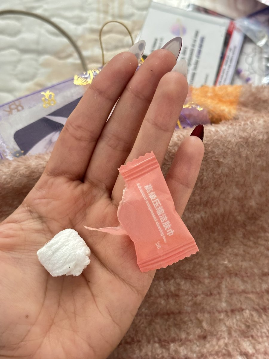 gugiees's tweet photo. Abriendo mis freebies me metí esta hvda a la boca pensando que era un caramelo y era una TOALLITA comprimida https://t.co/ifSQLs31vW