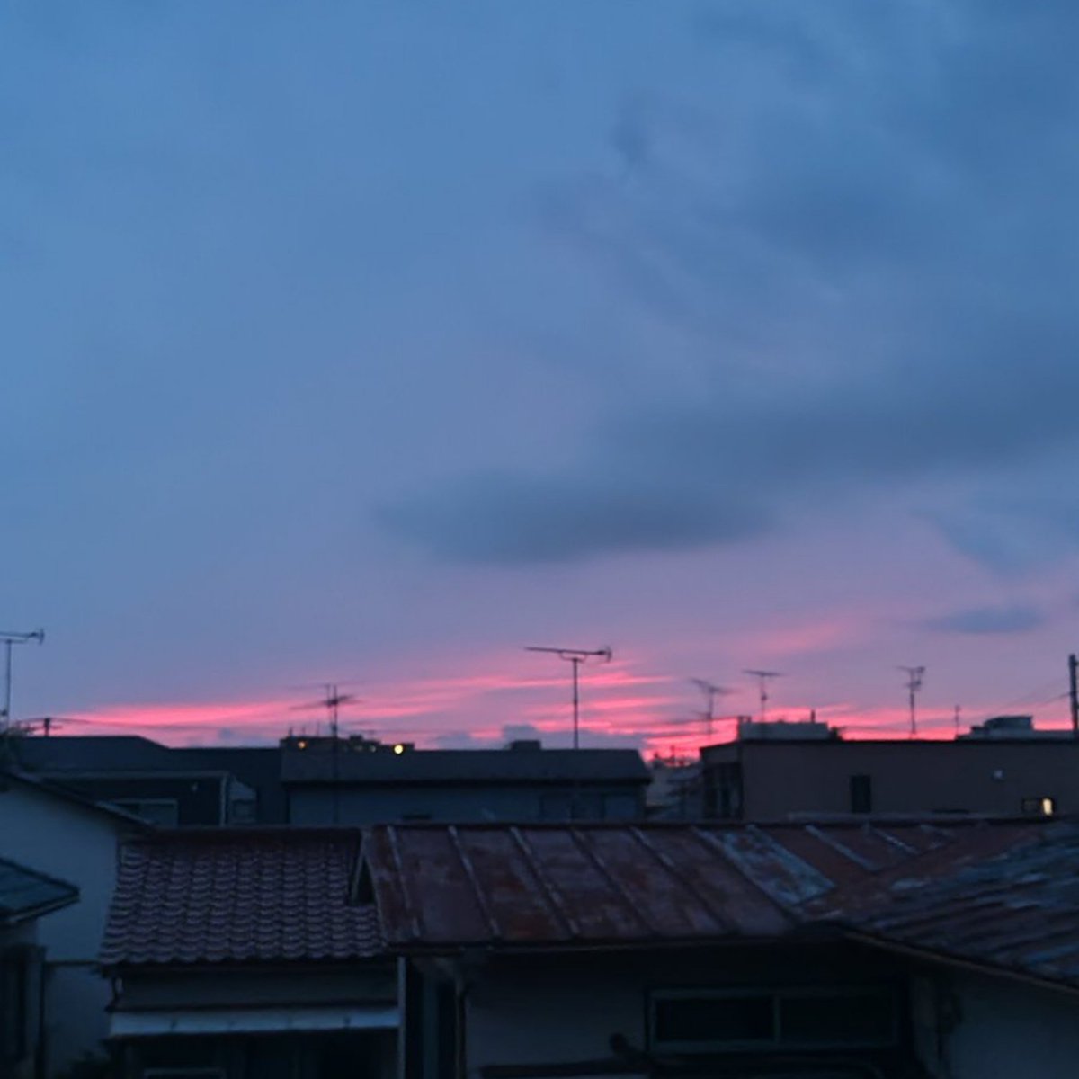 8LDRDsA754RGIH9's tweet photo. 話すのが下手でも
話す力が無くても
ならばまずは準備力を発揮して
事前準備を徹底的にやってみる

苦手で悩んできた経験を踏まえ
相手の不安や悩みに
共感力を活かして
信頼関係を築いて
その継続を積み重ねていって

流暢な会話よりその約束を守り
派手な発信より着実な成果を考える

良い週末を☕ https://t.co/3rZFJy40gl