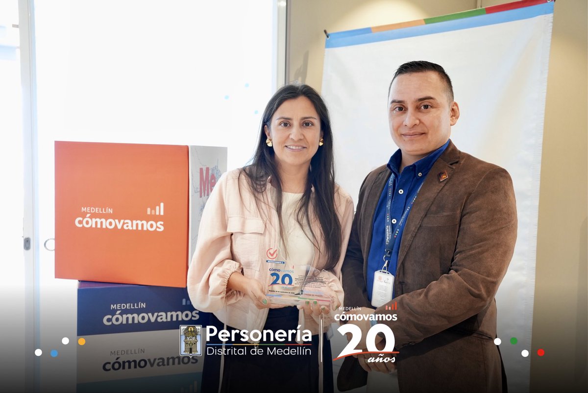 personeriamed's tweet photo. Otorgamos un reconocimiento especial a @medellincomovamos por sus 20 años de trayectoria, destacando su valiosa labor de veeduría ciudadana, seguimiento y generación de conocimiento sobre las dinámicas de la ciudad y la calidad de vida de sus habitantes. 🏅

Durante este encuentro, también socializamos nuestro Informe Anual de Derechos Humanos, compartiendo los principales hallazgos, resultados y alcances de los diferentes procesos misionales de la Personería Distrital de Medellín. 🫱🏾‍🫲🏼

#PersoneríaParaTodos 🩵