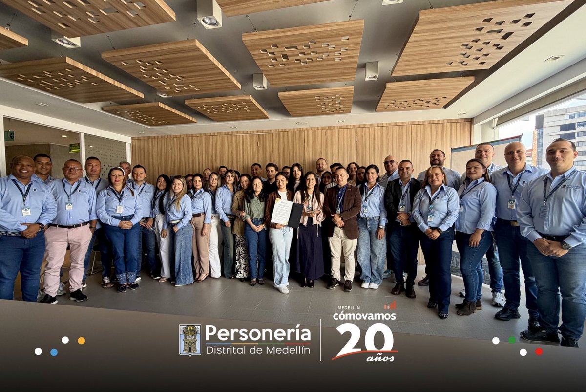 personeriamed's tweet photo. Otorgamos un reconocimiento especial a @medellincomovamos por sus 20 años de trayectoria, destacando su valiosa labor de veeduría ciudadana, seguimiento y generación de conocimiento sobre las dinámicas de la ciudad y la calidad de vida de sus habitantes. 🏅

Durante este encuentro, también socializamos nuestro Informe Anual de Derechos Humanos, compartiendo los principales hallazgos, resultados y alcances de los diferentes procesos misionales de la Personería Distrital de Medellín. 🫱🏾‍🫲🏼

#PersoneríaParaTodos 🩵
