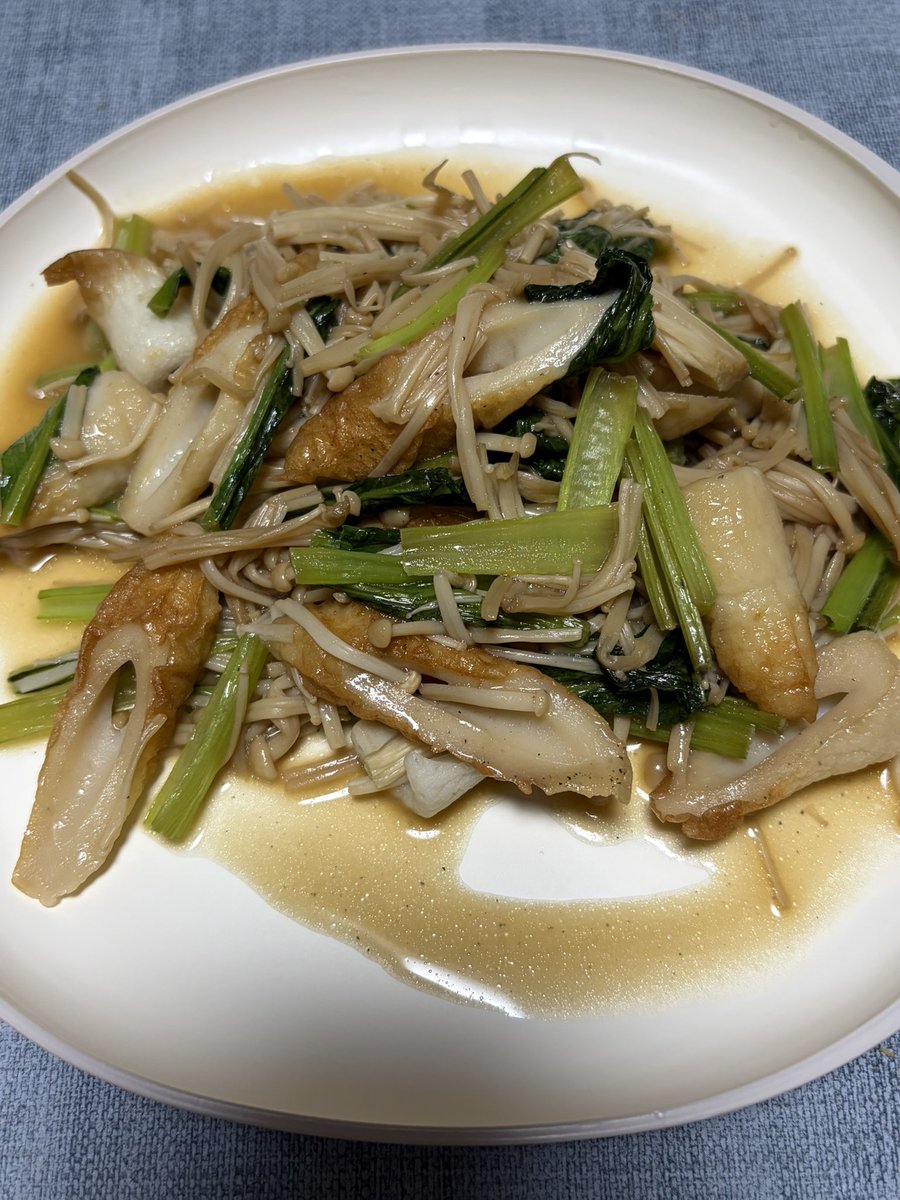 ayupon323's tweet photo. 昨日の晩ご飯は、小松菜とえのきとちくわのバター炒めとエビ焼売と豚汁でした。最近、lemon8が大活躍してます🍋これも中々美味しかった😋今日もlemon8から何か作ろうかと思ってます。 https://t.co/HuANg1cZdf