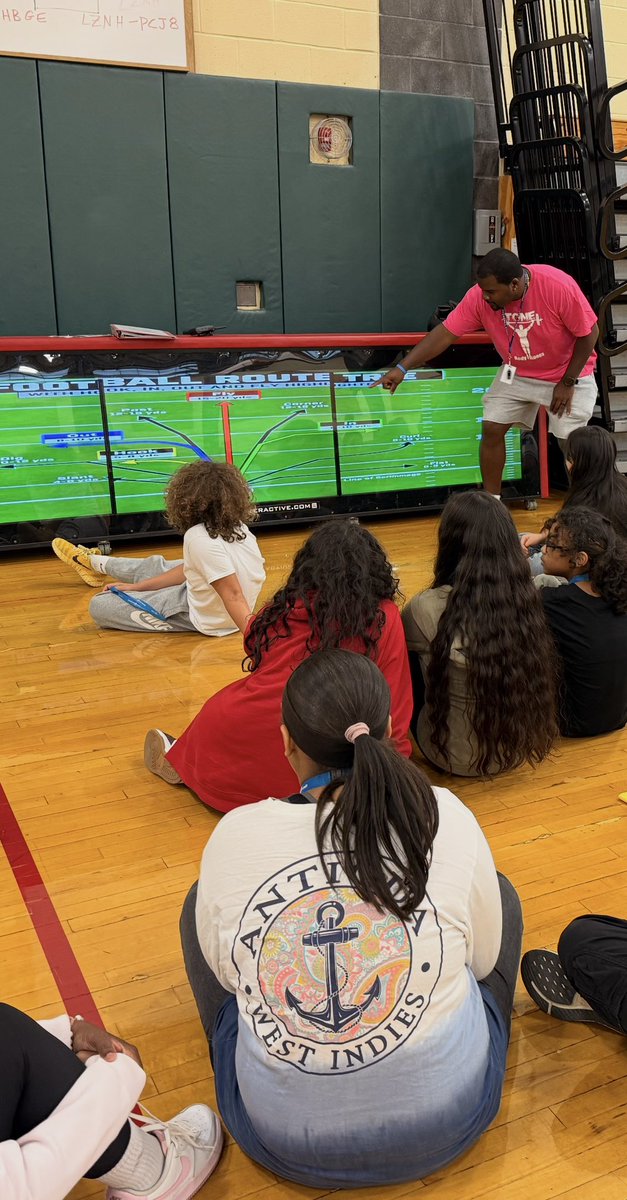 AD_Goldberg's tweet photo. Our @peekskilldevils utilizing technology to teach football routes in their PE unit! https://t.co/MBO1F7YcF0