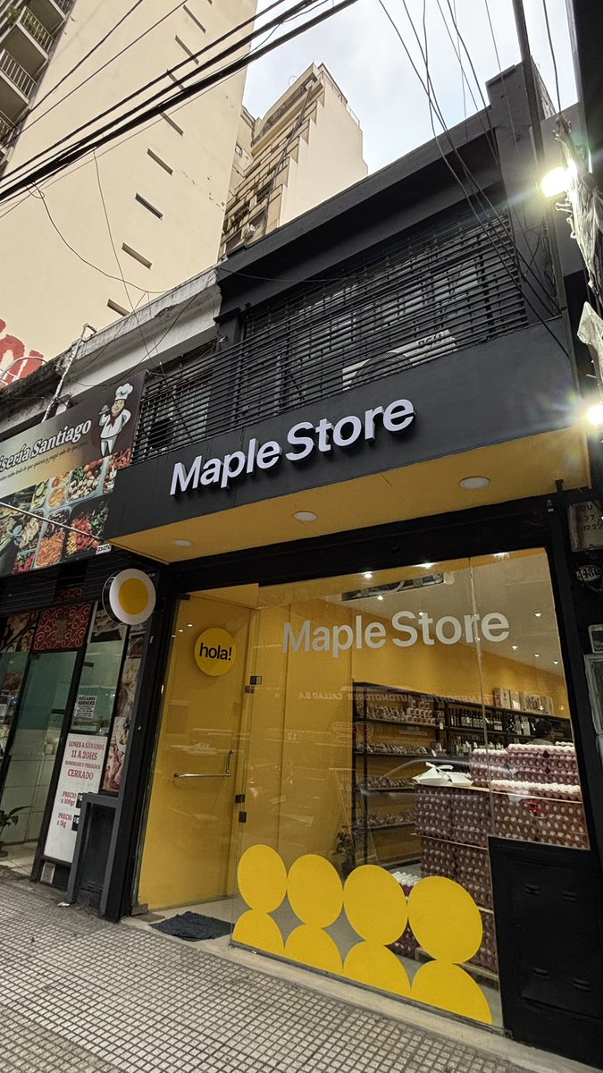 okiagostina's tweet photo. Un maple store en cada esquina https://t.co/mpXpTVXfbZ