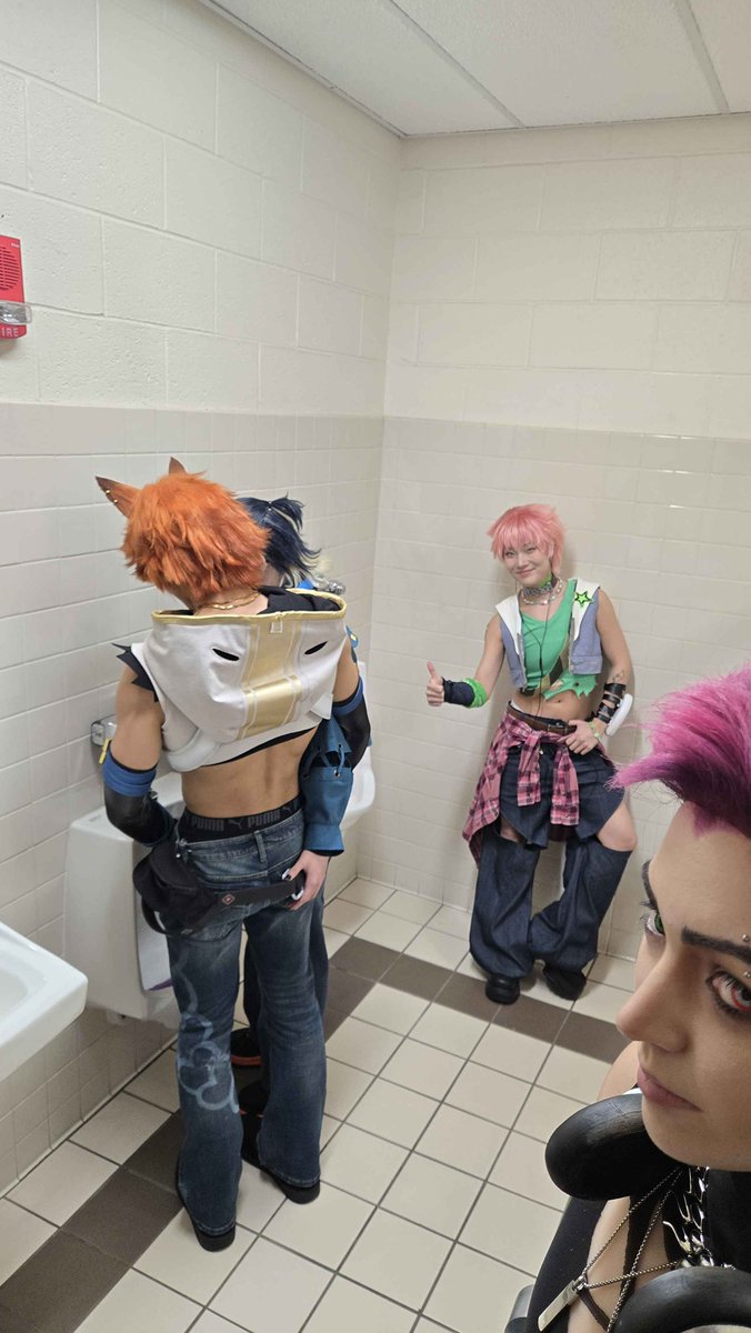 Cobaltcosplay_'s tweet photo. They're THROWING ROCKS  i just want to P E E

Kayn @Cobaltcosplay_ 
Sett @RageGearProps 
Aphelios @seyeon_cos 
Ezreal @eunjiscos https://t.co/aE36vKv8sx