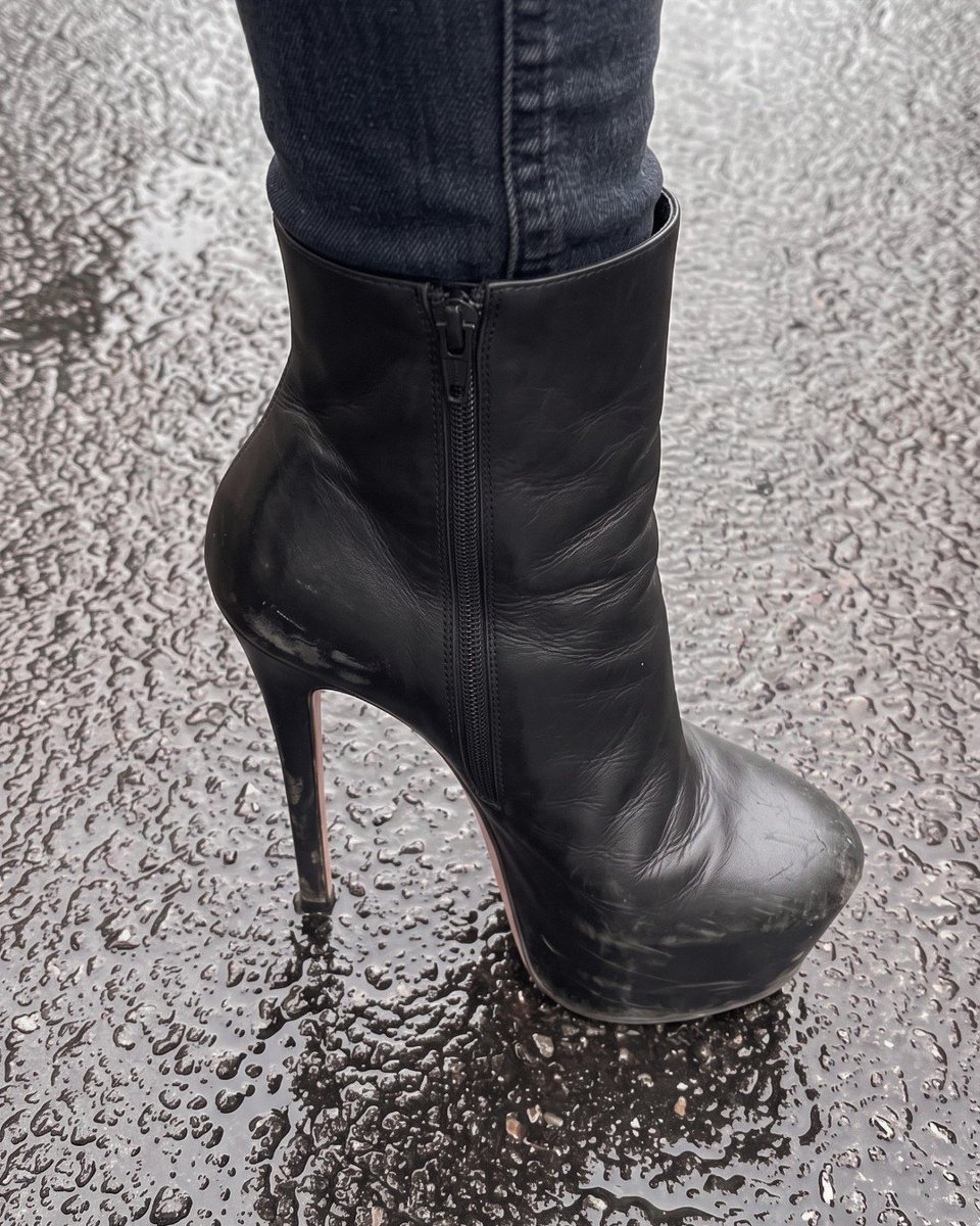 toohotdoll's tweet photo. These boots have definitely been getting their daily mileage. 🥰
I wear heels every single day and spend hours in them, so it’s no surprise that one of my most-used pairs starts showing it. They’ve clearly had a very busy life. 😘🫶 https://t.co/5YJCfKNP2q