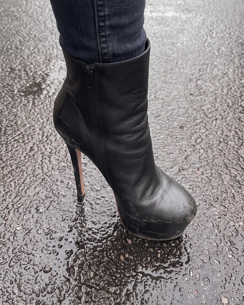 toohotdoll's tweet photo. These boots have definitely been getting their daily mileage. 🥰
I wear heels every single day and spend hours in them, so it’s no surprise that one of my most-used pairs starts showing it. They’ve clearly had a very busy life. 😘🫶 https://t.co/5YJCfKNP2q