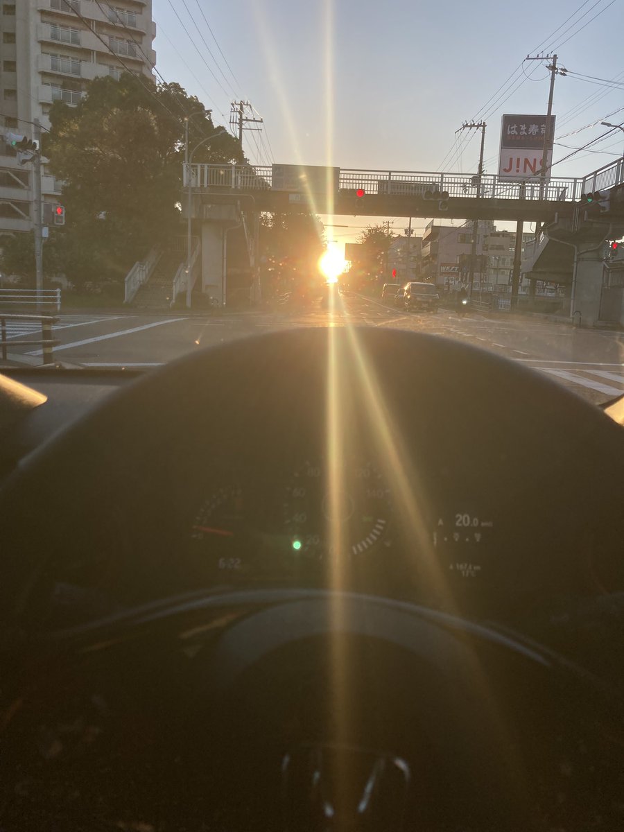 n1shuttle7945's tweet photo. この時期この時間帯の旧神明東向きの通勤はツラい

太陽光線をもろあびだから、サングラス無いと前見てられない https://t.co/2F44jurm60