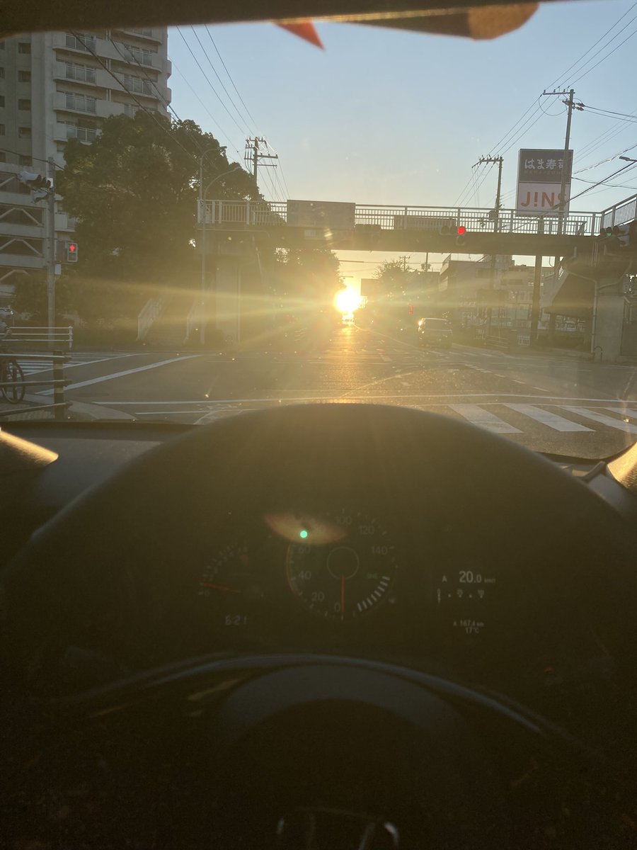 n1shuttle7945's tweet photo. この時期この時間帯の旧神明東向きの通勤はツラい

太陽光線をもろあびだから、サングラス無いと前見てられない https://t.co/2F44jurm60