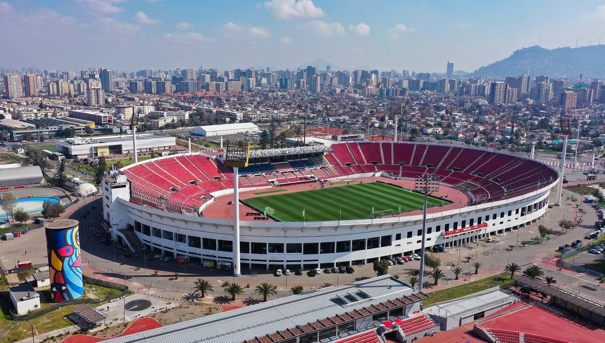 vhondergeist's tweet photo. no recuerdo quien dijo que nuestroe stadio era feo el alrededor, creo que lo bloquee, pero igual paso a mostrarle que nuestro estadio además cuenta con un parque a un lado, y también es un museo. el alrededor son edificios, y dos de mas avenidas mas concurridas en santiago https://t.co/OtqBhX5jz5