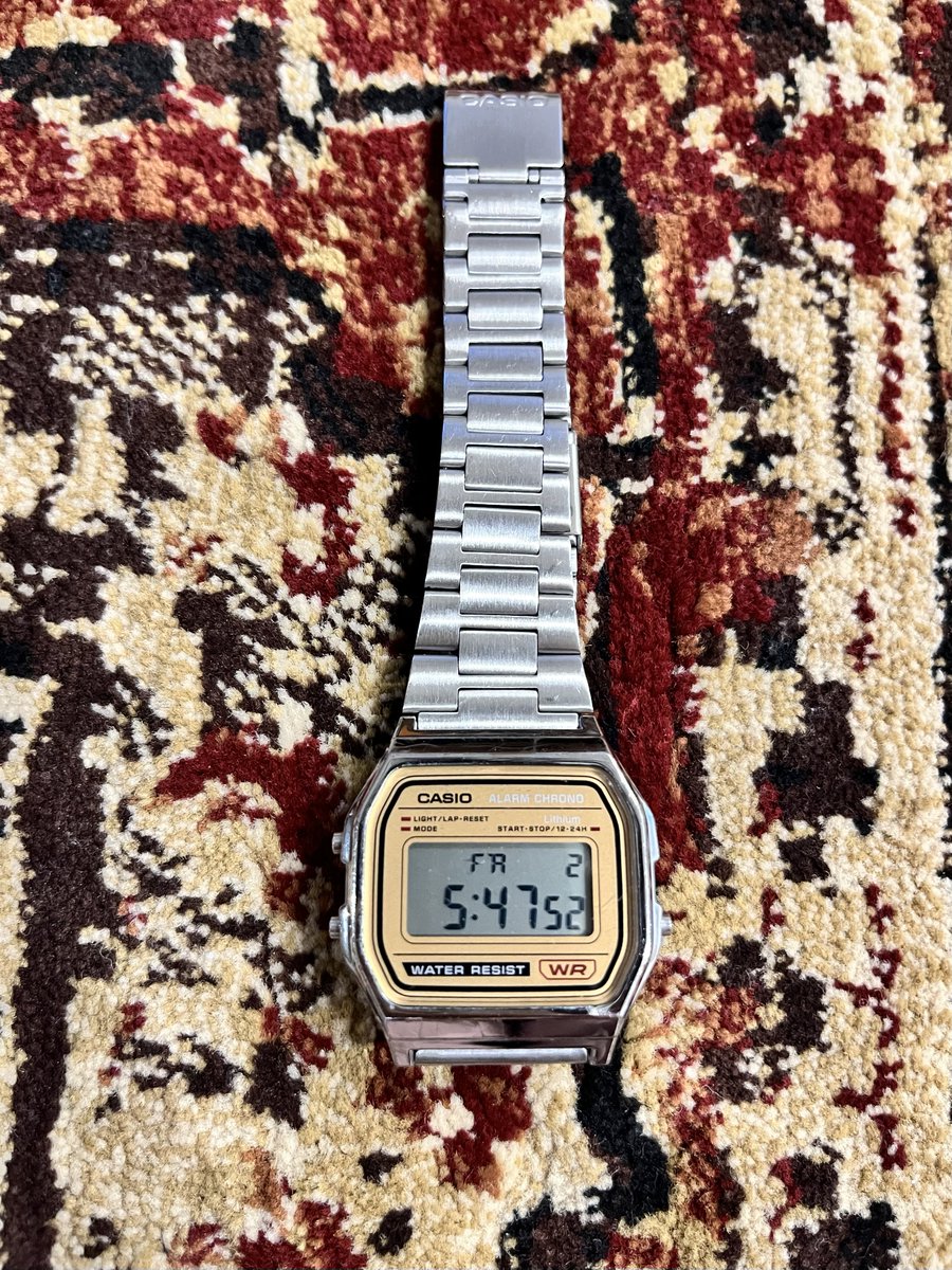 moja_kurashi's tweet photo. 普段のお出かけやスーツの日には。

シルバーのチープカシオ。

#チープカシオ #CASIO #腕時計 #Watch https://t.co/eZYszO61L9