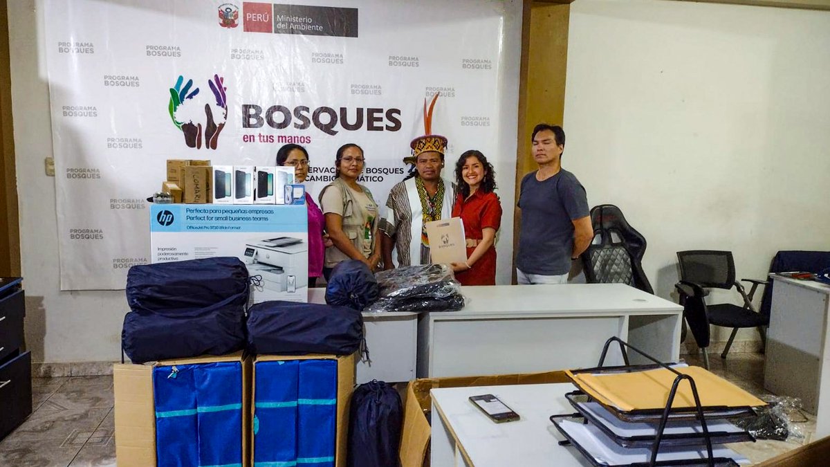 ProgramaBosques's tweet photo. ✅Fortalecemos la vigilancia de los bosques en Cusco

El Ministerio del Ambiente, a través del #ProgramaBosques 🌳 del @MinamPeru, entregó equipos al COMARU para fortalecer la vigilancia de los bosques y el trabajo que desarrolla junto con sus comunidades. https://t.co/C4DM5XvefE