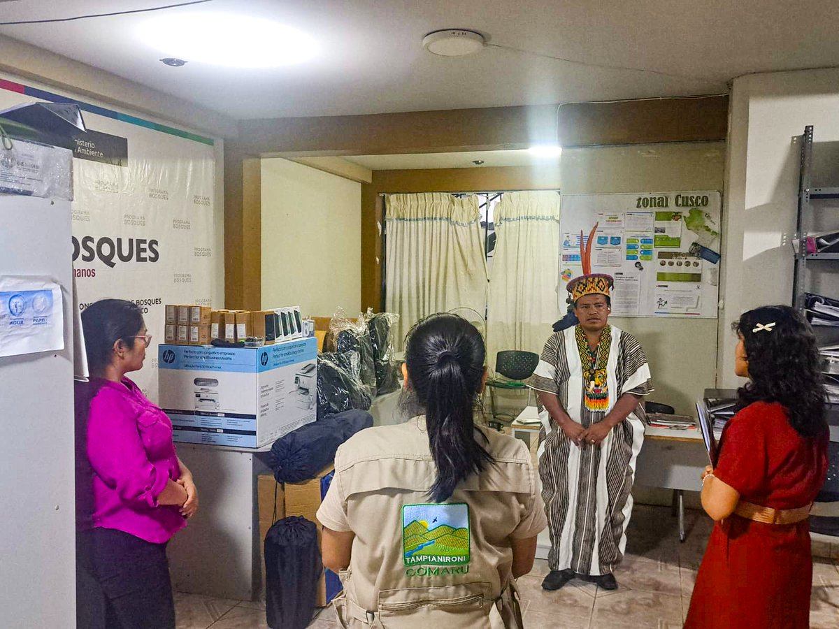 ProgramaBosques's tweet photo. ✅Fortalecemos la vigilancia de los bosques en Cusco

El Ministerio del Ambiente, a través del #ProgramaBosques 🌳 del @MinamPeru, entregó equipos al COMARU para fortalecer la vigilancia de los bosques y el trabajo que desarrolla junto con sus comunidades. https://t.co/C4DM5XvefE