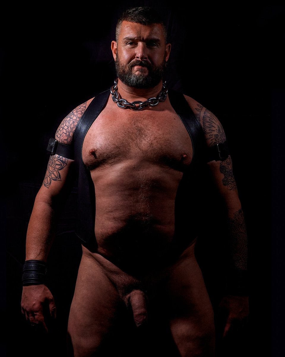 willbear132's tweet photo. Some lovely leather gear pics courtesy of @MASCULAR_MEN https://t.co/fkFHm2nSee