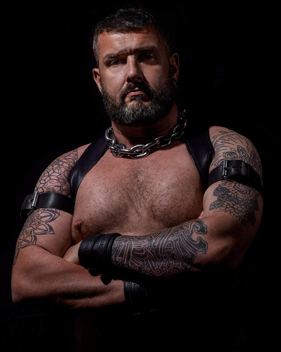 willbear132's tweet photo. Some lovely leather gear pics courtesy of @MASCULAR_MEN https://t.co/fkFHm2nSee