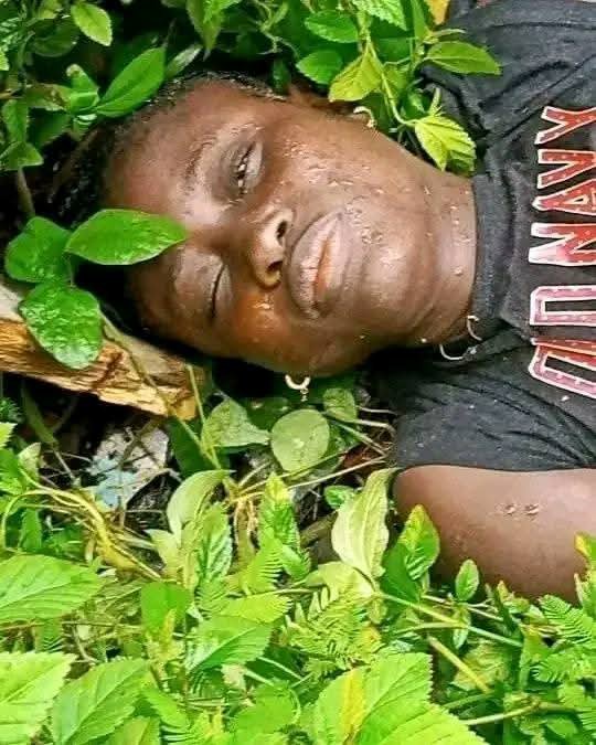 BBOreporter's tweet photo. SAD BREAKING NEWS 😢; The dead body of an unidentified woman, who seems to have been r@ped and possibly strangled to death, has been found earlier this morning,  at WMA Field, Bolima community in Waterloo.  

items found at the scene of crime are bag, clothes, and ladies' cosmetics.
she was also found half n@ked, without trousers, skirts, or panties.

please 👉👉👉share to help identify her.