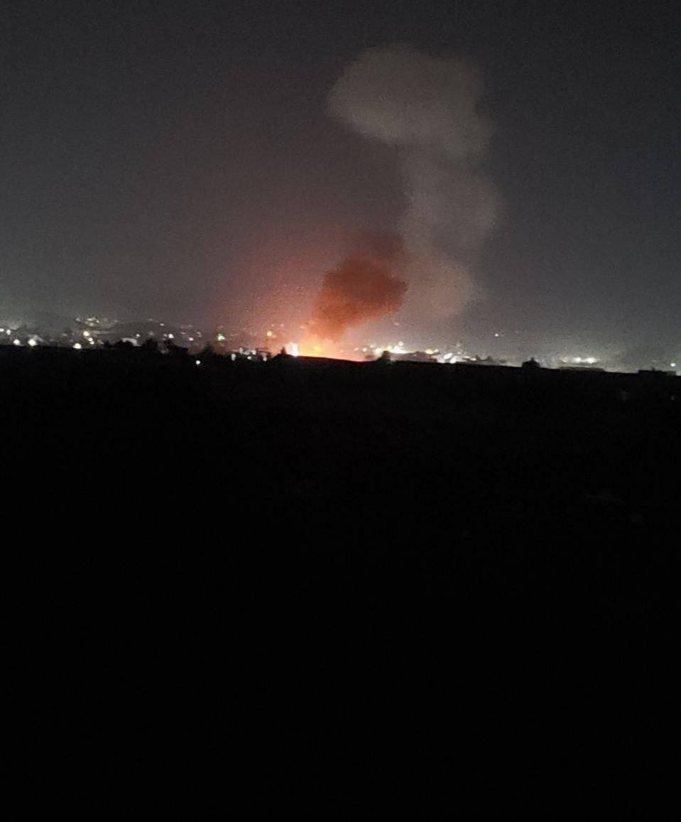 raaznewsen's tweet photo. ๐จ๐ธ๐ฆ๐พ๐ช #BREAKING : Columns of smoke are rising over Yemenโs capital, Sanaa, following Saudi airstrikes.
#Yemen #SaudiArabia #Sanaa https://t.co/POMtdXf5jf