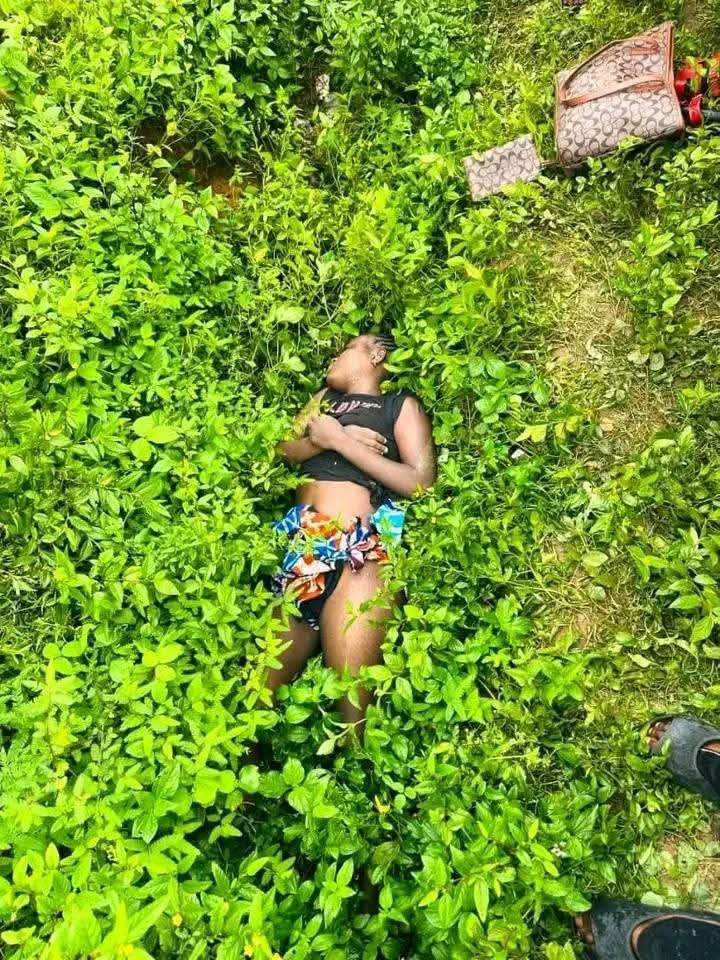 BBOreporter's tweet photo. SAD BREAKING NEWS 😢; The dead body of an unidentified woman, who seems to have been r@ped and possibly strangled to death, has been found earlier this morning,  at WMA Field, Bolima community in Waterloo.  

items found at the scene of crime are bag, clothes, and ladies' cosmetics.
she was also found half n@ked, without trousers, skirts, or panties.

please 👉👉👉share to help identify her.