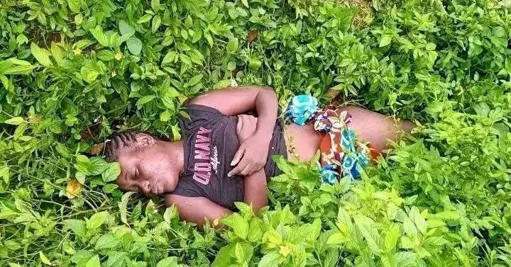 BBOreporter's tweet photo. SAD BREAKING NEWS 😢; The dead body of an unidentified woman, who seems to have been r@ped and possibly strangled to death, has been found earlier this morning,  at WMA Field, Bolima community in Waterloo.  

items found at the scene of crime are bag, clothes, and ladies' cosmetics.
she was also found half n@ked, without trousers, skirts, or panties.

please 👉👉👉share to help identify her.