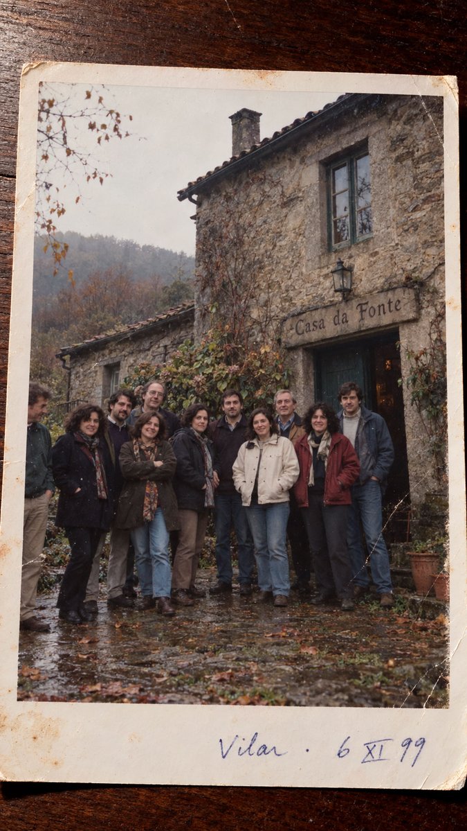 EliasValcarcelS's tweet photo. He encontrado una foto de los asistentes al seminario delante de Casa da Fonte. Reconozco a Reboiras. Creo que también a Amparo. Recuerdo dónde estaba yo cuando la hicieron. No consigo encontrarme en la imagen.
https://t.co/rR35fZdIJq
#LosQueEsperanDetrás #TerrorLiterario https://t.co/3OvqHBRv23