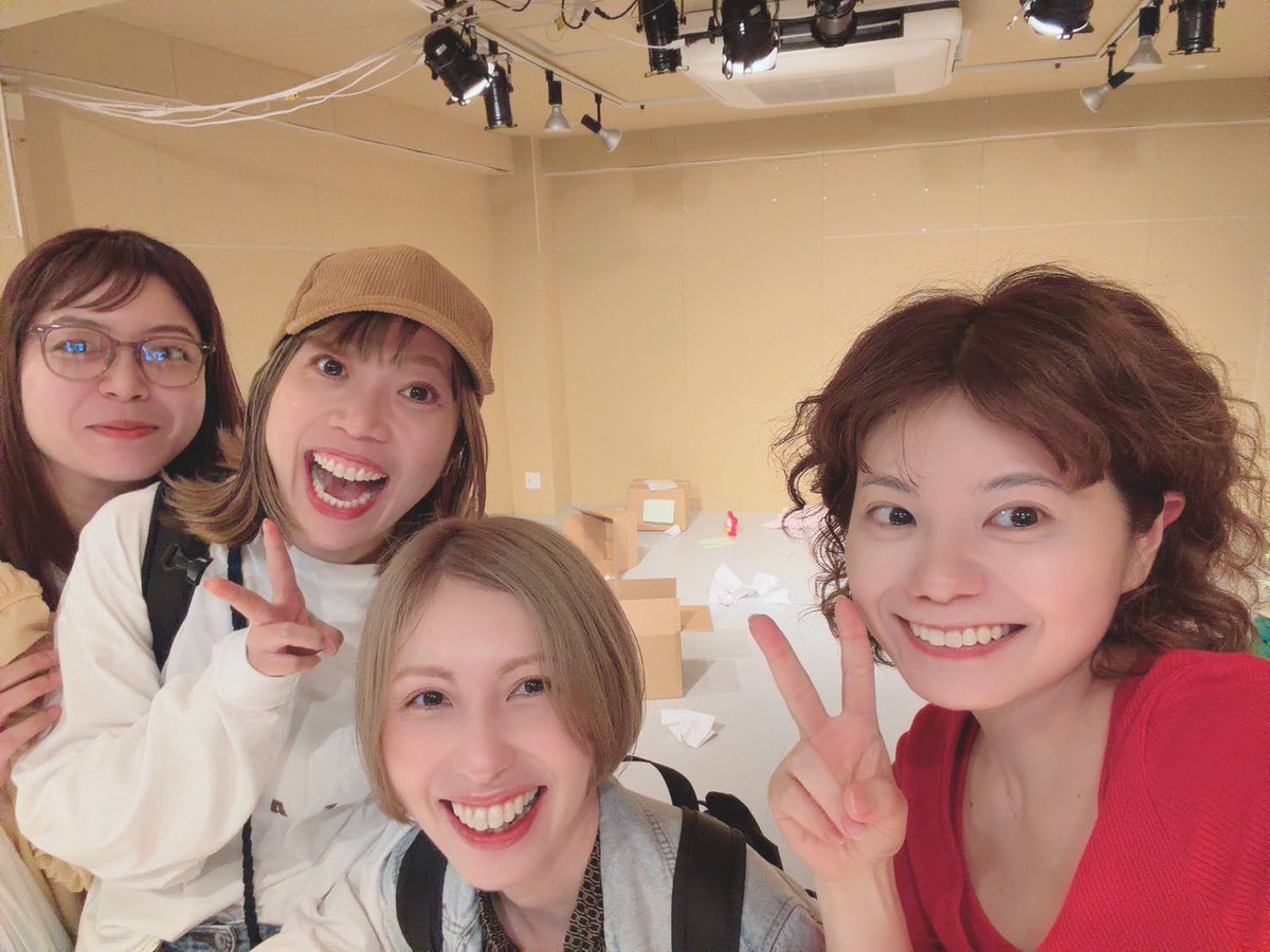 aki_macky7's tweet photo. 初日行ってきた
昨年何度も楽屋で聞いていた台詞たちがまた違った形で現れて、作中のあの子を更にリアルに感じた
演劇は生きているんだなぁ
息をひそめるように観る40分の演劇
あと2回！ https://t.co/SnVWhPNgWx