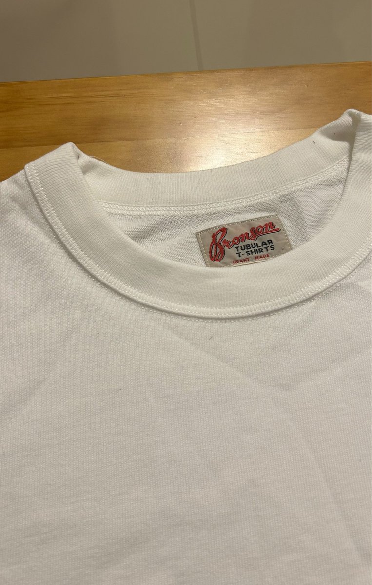vegetacil's tweet photo. ok acho que encontrei uma joia 

comprei uma camiseta branca de algodão na aliexpress, de uma marca chamada Bronson, não foi barata (R$177), mas agora chegou e tô bem chocado.

ela é tubular, não tem costuma lateral, os acabamentos são super reforçados e o algodão parece ser de ótima qualidade.
