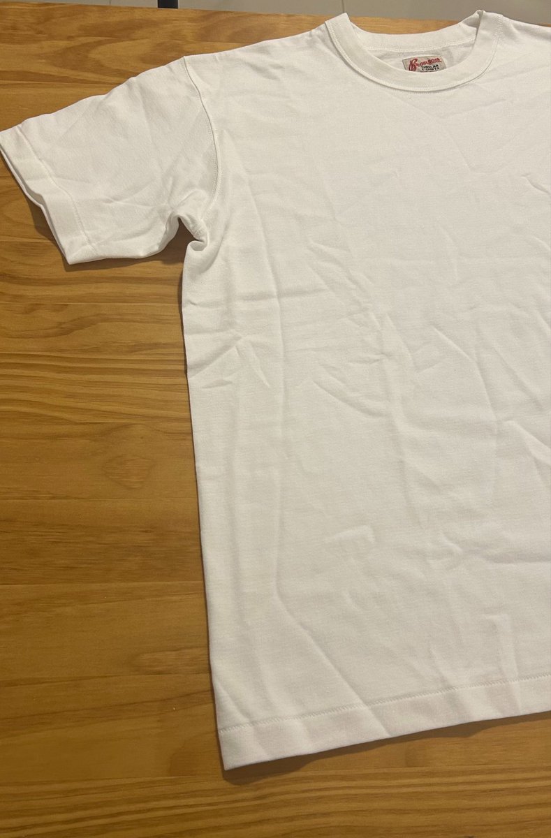 vegetacil's tweet photo. ok acho que encontrei uma joia 

comprei uma camiseta branca de algodão na aliexpress, de uma marca chamada Bronson, não foi barata (R$177), mas agora chegou e tô bem chocado.

ela é tubular, não tem costuma lateral, os acabamentos são super reforçados e o algodão parece ser de ótima qualidade.