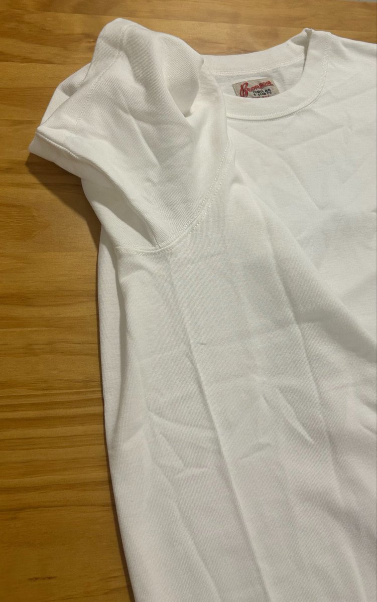 vegetacil's tweet photo. ok acho que encontrei uma joia 

comprei uma camiseta branca de algodão na aliexpress, de uma marca chamada Bronson, não foi barata (R$177), mas agora chegou e tô bem chocado.

ela é tubular, não tem costuma lateral, os acabamentos são super reforçados e o algodão parece ser de ótima qualidade.