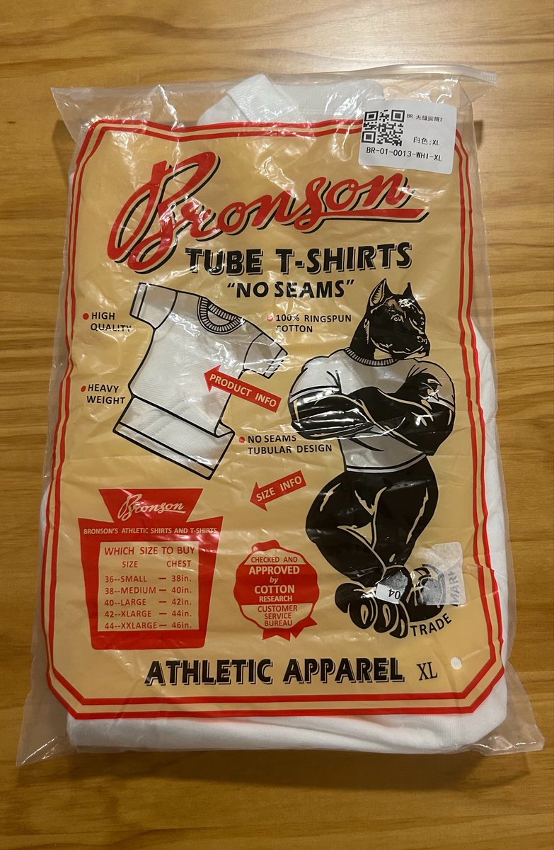 vegetacil's tweet photo. ok acho que encontrei uma joia 

comprei uma camiseta branca de algodão na aliexpress, de uma marca chamada Bronson, não foi barata (R$177), mas agora chegou e tô bem chocado.

ela é tubular, não tem costuma lateral, os acabamentos são super reforçados e o algodão parece ser de ótima qualidade.
