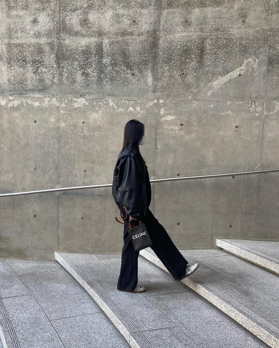 JacquesBatrum's tweet photo. リズムを刻む足音が夜の底へと吸い込まれていく。どこへ向かうでもなく、ただ前へ進む感覚に全てを預けてみるのも悪くない。 https://t.co/25HejMAVGY