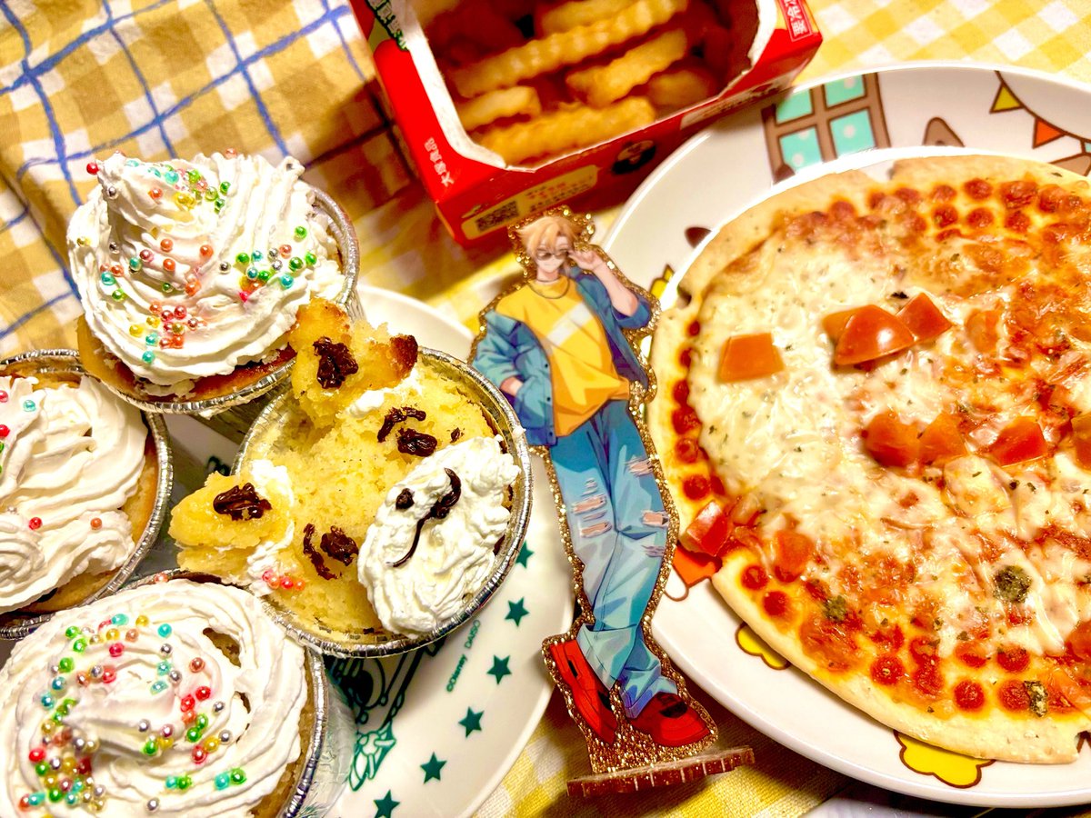 m_ssk356's tweet photo. ガクくん、アクターの皆さんおはようございます☀
本日はピザ＆ポテトとカップケーキを用意しました！yeah!party time!!朝から甘いしょっぱいのループで優勝していくわよ👍
体調崩してる方が多いので、皆様も美味しいもので力をつけてお気をつけください…😭
#ガク食オープンキャンパス #おはガク https://t.co/4FpvaRlkzB