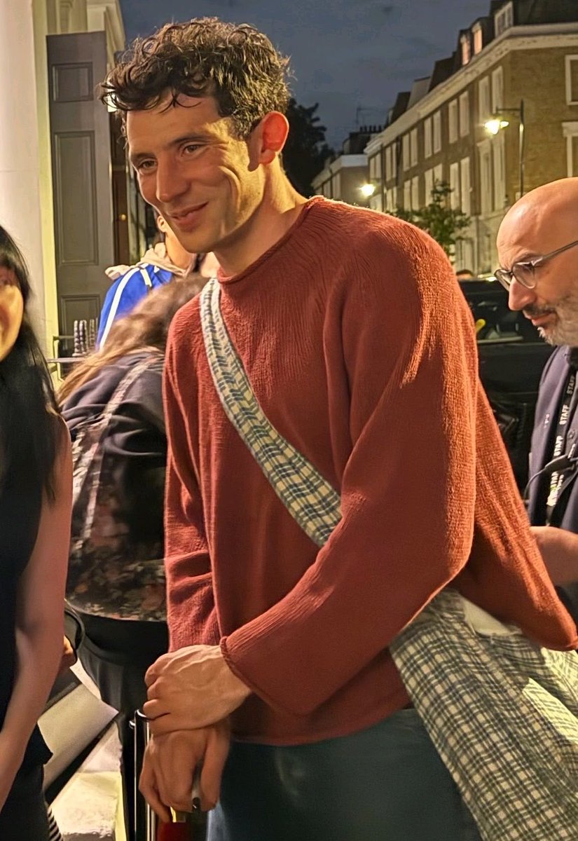 sxspirium's tweet photo. my fav genre of josh pics https://t.co/7bzKSqgdkt