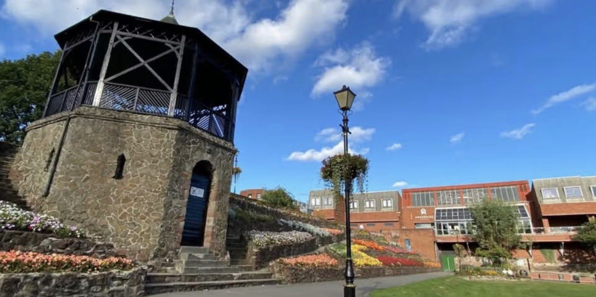 PatriotNetworkx's tweet photo. A group calling themselves Staffordshire Patriots hosted a gathering near #Tamworth Castle π
Footage showed men dressed in black and wearing face coverings walking in the area.
Red, white and blue smoke canisters were also seen in a video of the group standing in front of the castle.
https://t.co/Lp2bNurRX3