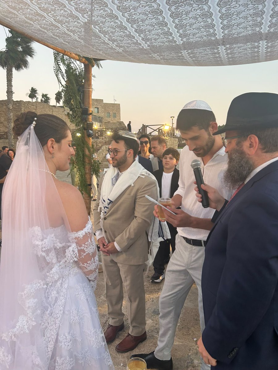 pinchegorro's tweet photo. Cuatro casamiento en Israel. Mazal Tov Guy y Maru. Hermosa pareja. Am Israel Jai. https://t.co/Q0sTlkRKa6