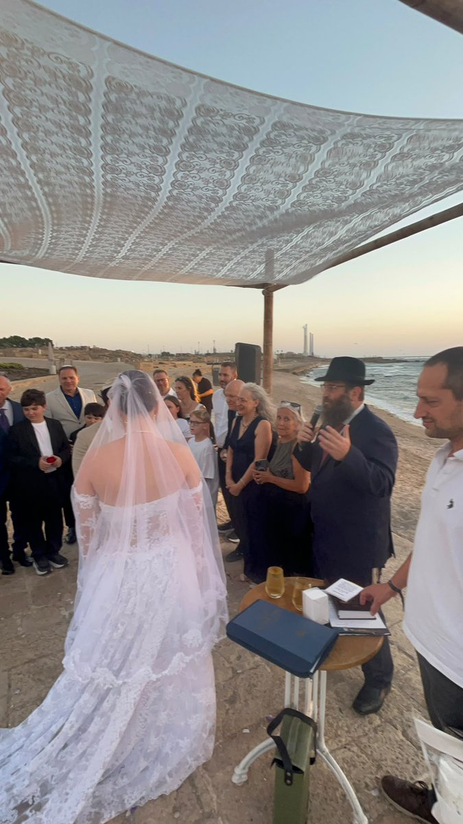 pinchegorro's tweet photo. Cuatro casamiento en Israel. Mazal Tov Guy y Maru. Hermosa pareja. Am Israel Jai. https://t.co/Q0sTlkRKa6