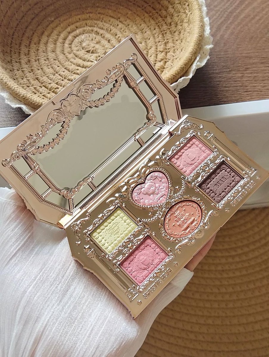 insperarise's tweet photo. ornate makeup palette 🪞 https://t.co/aRElJ2ipUO