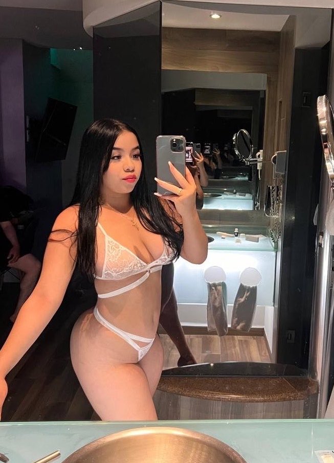 ClaraAndara_'s tweet photo. Buenas Tardes  ☀️ Prometí un día tranquila… pero esta foto tenía 
otros planes😏🥴❤️ https://t.co/FsvvXU3UFK