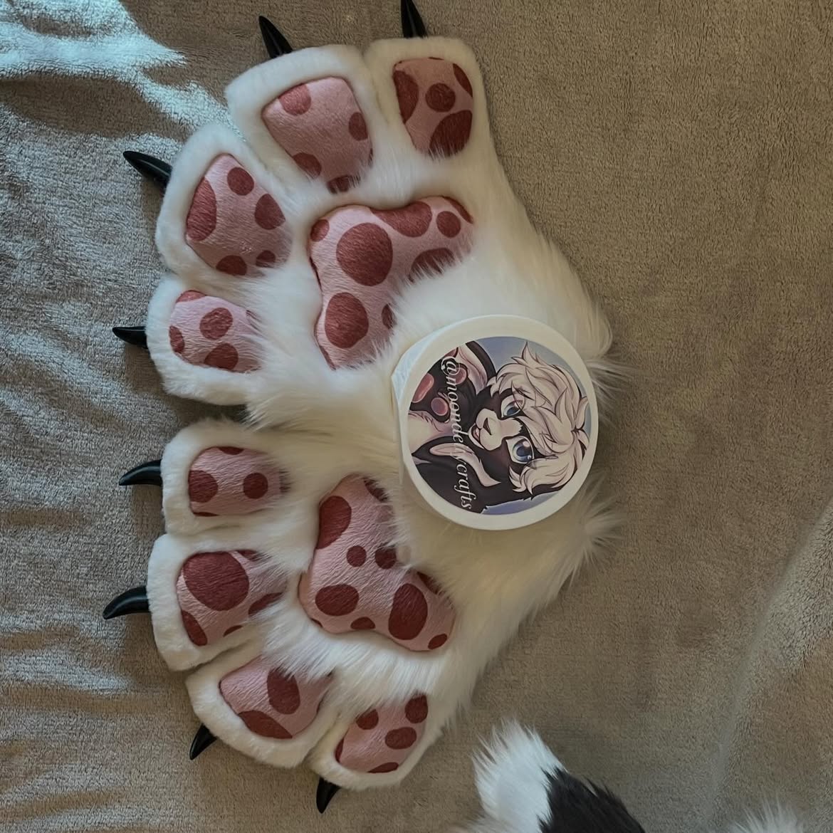 moondeitycrafts's tweet photo. 🩶🖤border collie fursuit mini partial🖤🩶
3D printed eyes, claws, piercings, teeth and base
Handcrafted with lots of love
super soft
Has neck fur
lined
Luxury faux fur
Head, tail and hand paws
#furry #fursuit #fursuitforsale #fursuitmaker #fursuitpartial https://t.co/6bJq1mwx1G