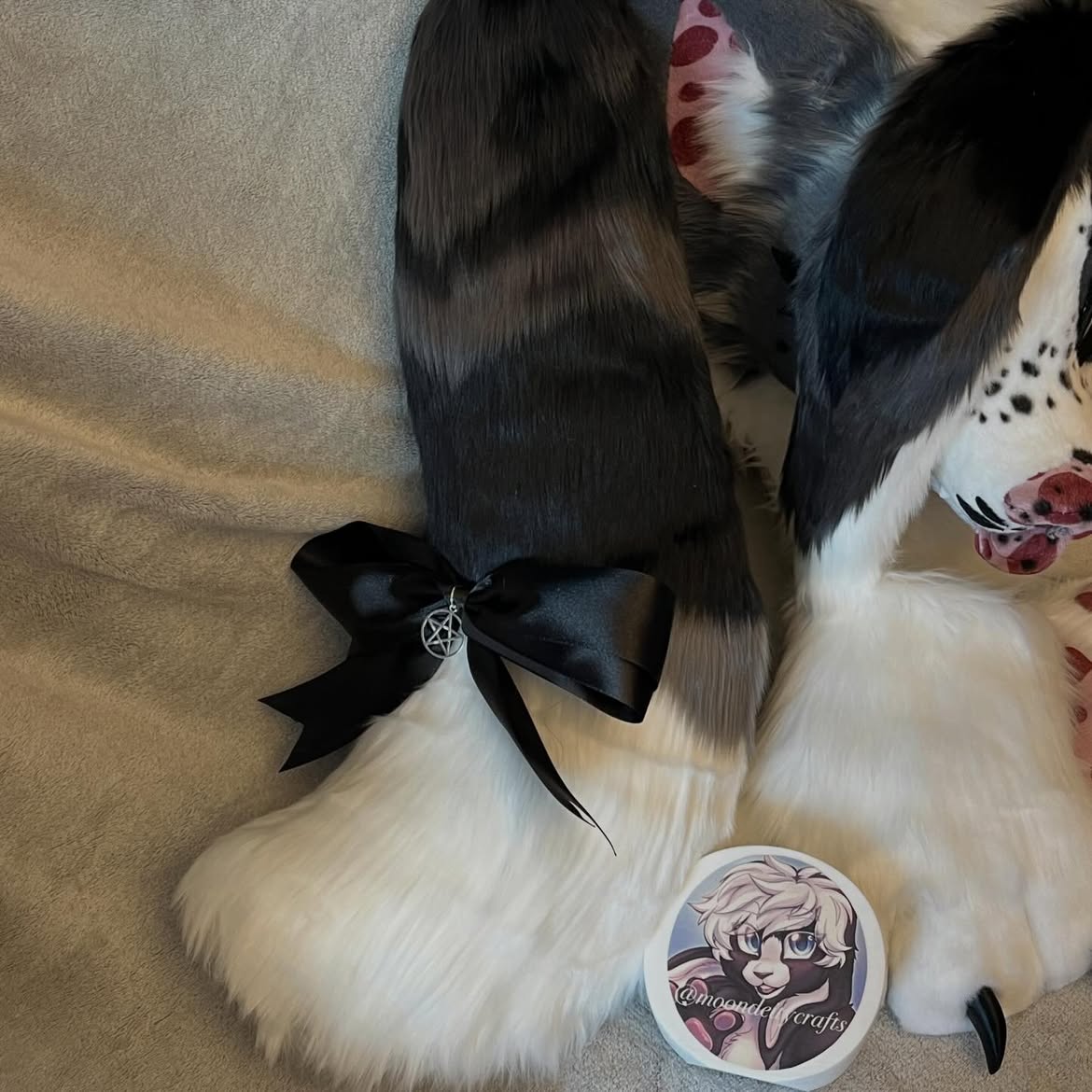 moondeitycrafts's tweet photo. 🩶🖤border collie fursuit mini partial🖤🩶
3D printed eyes, claws, piercings, teeth and base
Handcrafted with lots of love
super soft
Has neck fur
lined
Luxury faux fur
Head, tail and hand paws
#furry #fursuit #fursuitforsale #fursuitmaker #fursuitpartial https://t.co/6bJq1mwx1G